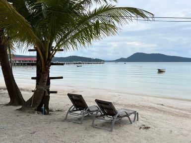 Liegen am weißen Sandstrand von Koh Rong Samloem – Kambodscha Reise mit Kindern
