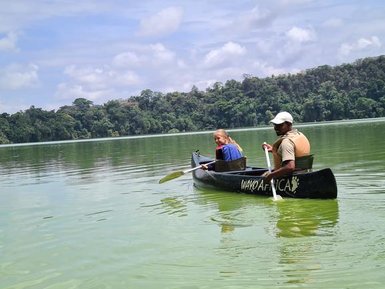 Mädchen paddelt zusammen mit Guide während einer Kanutour – Tansania Familienreise