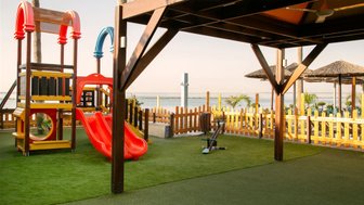 Ein bunter Spielplatz mit Meerblick