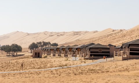 Beduinenzelte des Thousand Nights Camps vor den Sanddünen der Wahiba Sands – Oman mit Kindern