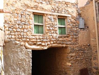 Traditionelles Dorf mit Steinhäusern am Hang des Jebel Akhdar – Oman Familienreise
