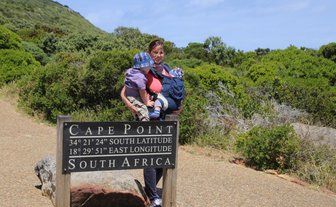 Mutter mit zwei kleinen Kindern am Aussichtspunkt im Kap der Guten Hoffnung – Garden Route Reise mit Kindern