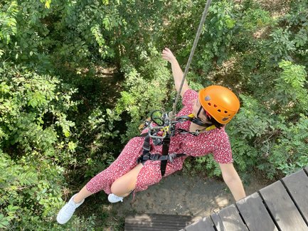 Frau beim Abenteuer-Ziplining über den Bäumen – Kambodscha Reise mit Kindern