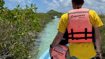 Vater und Kind genießen gemeinsam das Floating-Erlebnis im Naturreservat Sian Ka'an – Mexiko Familienreise