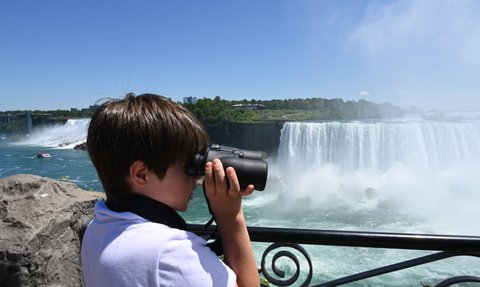 Junge mit Fernglas bei Niagarafällen - Ostkanada mit Kindern