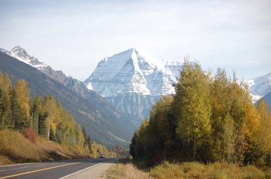 Im Hintergrund ragt der majestätische Mount Robson mit schneebedecktem Gipfel in den blauen Himmel.