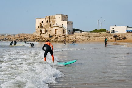 Kinder genießen das Surfen in den Wellen des Atlantiks am Strand von Sidi Kaouki – Familienurlaub in Marokko
