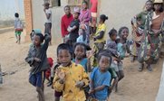 Einheimische Kinder auf Straße - Madagaskar Familienreise