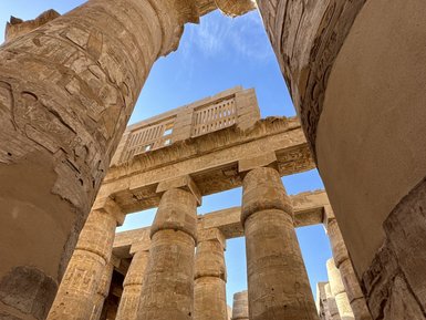 Imposante Steinsäulen ragen in die Höhe im Karnak-Tempel – Ägypten Reise mit Kindern