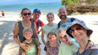 Familien am Strand von Diani Beach - Kenia Urlaub mit Kindern