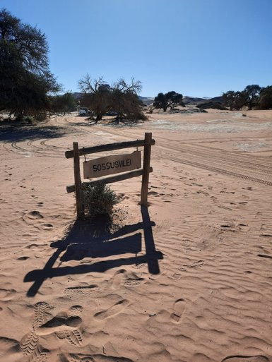 Das rustikale Eingangsschild von Sossusvlei - Namibia Reise mit Kindern