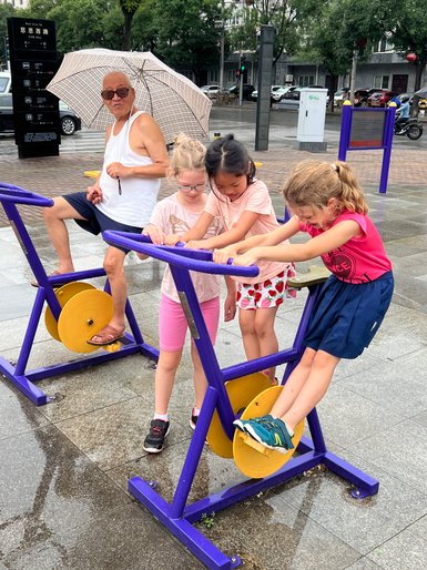 Kinder beim Spielen in einer Parkanlage in Xi’an – China Reise mit Kindern