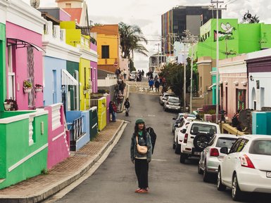 Frau spaziert durch die farbenfrohen Straßen im Bo-Kaap – Südafrika Familienreise