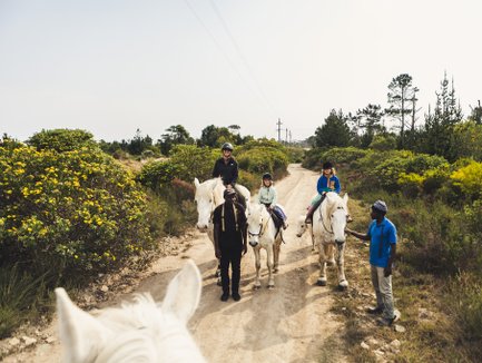 Kinder und Erwachsene reiten bei T Niqua Stable Inn – Südafrika Familienreise