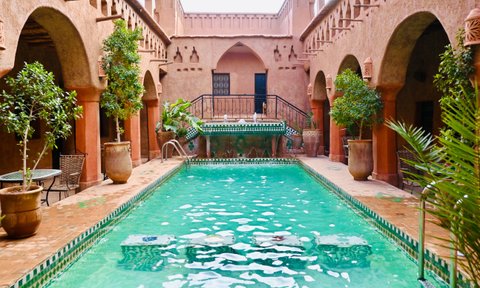 Entspannender Poolbereich im traditionellen Riad Maktoub – Marokko Familienreise