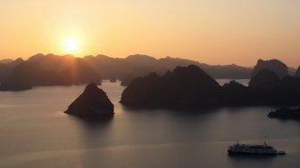 Goldene Sonne geht über der Halong-Bucht unter – Vietnam mit Kindern