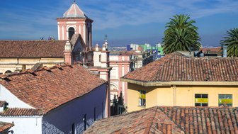 Der Blick auf Bogota von einem Hausdache, mit einer Kirche im Fokus