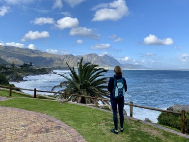Frau genießt den Blick auf die Küste in Hermanus – Südafrika Familienreise
