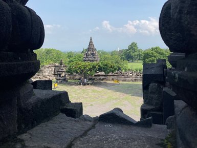 Weit sichtbarer Prambanan-Tempel in der Landschaft – Indonesien Reise mit Kindern