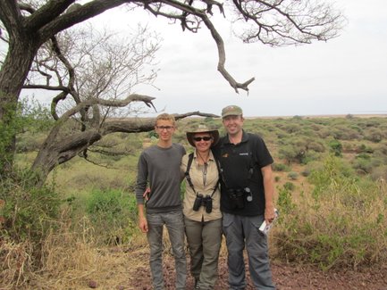 Familie erlebt eine spannende Safari durch die weite Landschaft – Tansania Familienreise