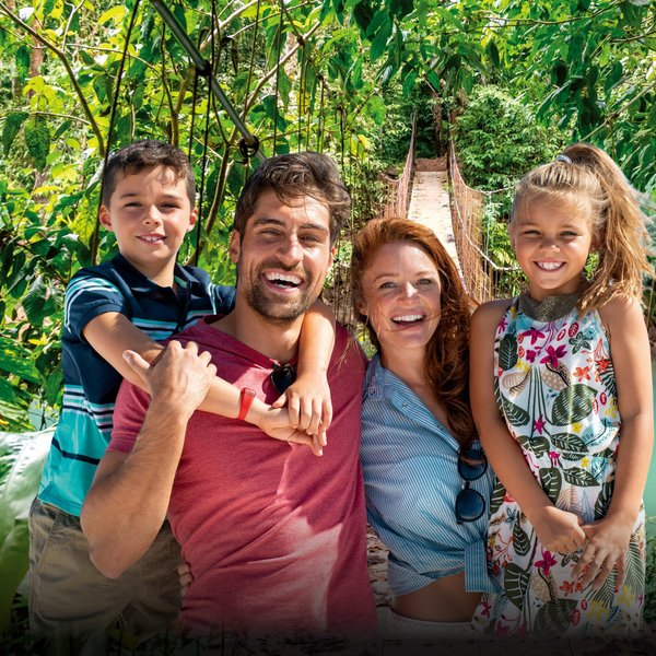 For Family Reisen - Familienreisen weltweit - Familie auf Hängebrücke im Regenwald