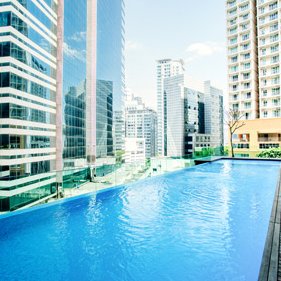 Außenpool mit Skyline-Blick im Verdant Hill Hotel – Malaysia & Borneo Familienreise