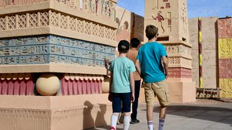 Kinder erkunden gemeinsam mit einem Guide die Atlas Film Studios in Marokko – Familienreise nach Marokko