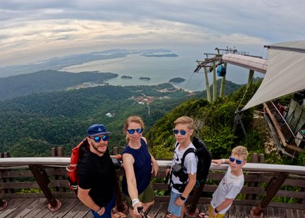 Ausblick auf die Seilbahn mit üppiger Natur und Inselkulisse – Malaysia & Borneo Reise mit Kindern
