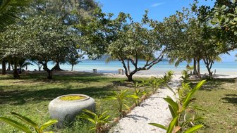 Sandstrand mit grünem Küstenweg auf Koh Rong Samloem – Kambodscha Familienreise