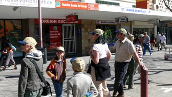Eine Familie steht wartend in der Stadt - Namibia mit Jugendlichen