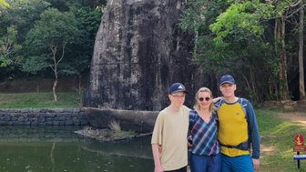 Familie steht lächelnd und posiert für ein Erinnerungsfoto – Sri Lanka Familienreise