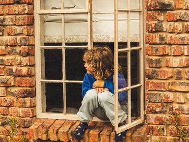 Kind schaut aus dem Fenster der Skeiding Guest Farm – Südafrika Familienreise