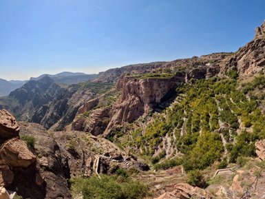 Von einem Aussichtspunkt bietet sich ein spektakulärer Blick über die grünen Terrassenfelder und tiefen Schluchten des Jebel Akhdar – Oman Familienreise