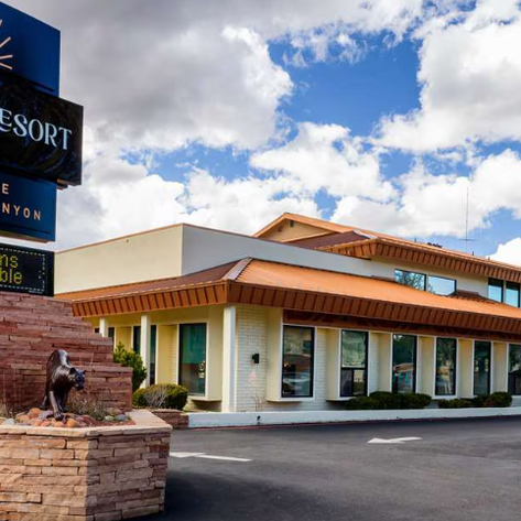 Das Squire Resort am Grand Canyon zeigt eine moderne Fassade mit einem einladenden Eingangsbereich und einem klaren Himmel.