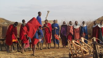Massai-Gruppe führt einen Tanz bei einer kulturellen Zeremonie – Tansania Reise mit Kindern