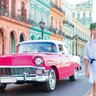 Mädchen neben Oldtimer in Havanna - Kuba mit Kindern
