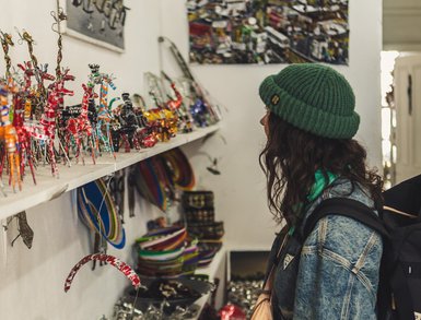Frau stöbert in einem Souvenir-Shop in Kapstadt – Südafrika mit Kindern