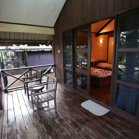 Balkon mit Aussicht auf den Kinabatangan-Fluss im Proboscis Lodge Bukit Melapi – Malaysia & Borneo mit Kindern