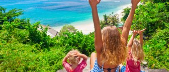Kinder genießen den Ausblick auf den Sandstrand und das Meer – Bali Familienreise