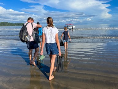 Familie am Strand vor dem Schnorcheln auf der Isla del Caño – Costa Rica Familienreise