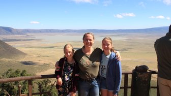 Familienfoto vor beeindruckender Kulisse im Ngorongoro-Krater – Tansania Familienreise