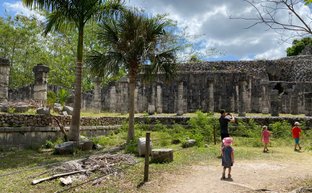 Vater erkundet gemeinsam mit seinen Kindern die Ruinen von Ek Balam – Mexiko Familienreise