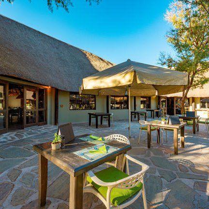 Außenansicht Namib Desert Lodge - Namibia mit Jugendlichen