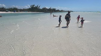 Familie genießt den Tag am ruhigen Sandstrand von Holbox – Mexiko Familienreise