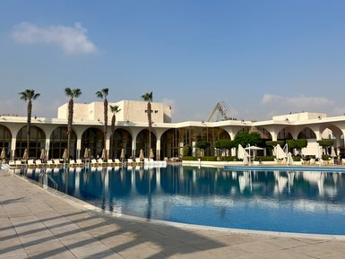 Außenpool umgeben von Palmen im Pyramids Park Resort Hotel in Kairo – Ägypten Reise mit Kindern