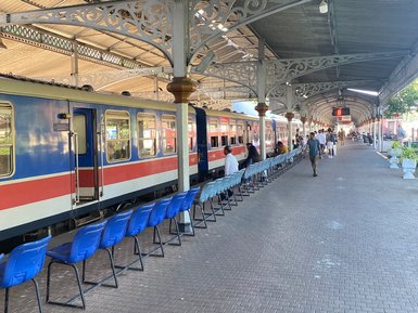 Blauer Zug steht an einem Bahnsteig – Sri Lanka Familienreise