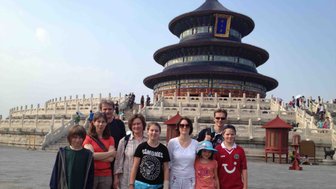 Eine fröhliche Reisegruppe macht Erinnerungsfotos vor dem eindrucksvollen Himmelstempel in Peking – China Reise mit Kindern