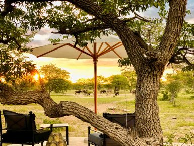 Außenansicht Ondili Etosha Oberland Lodge - Namibia mit Jugendlichen