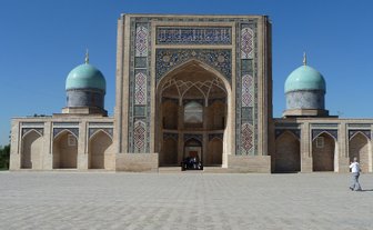 Der Hazrati-Imam-Komplex in Taschkent zeigt beeindruckende Architektur mit blauen Kuppeln und kunstvollen Verzierungen.