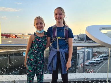 Schwestern am Flughafen vor dem Abflug nach Tansania – Tansania Reise mit Kindern